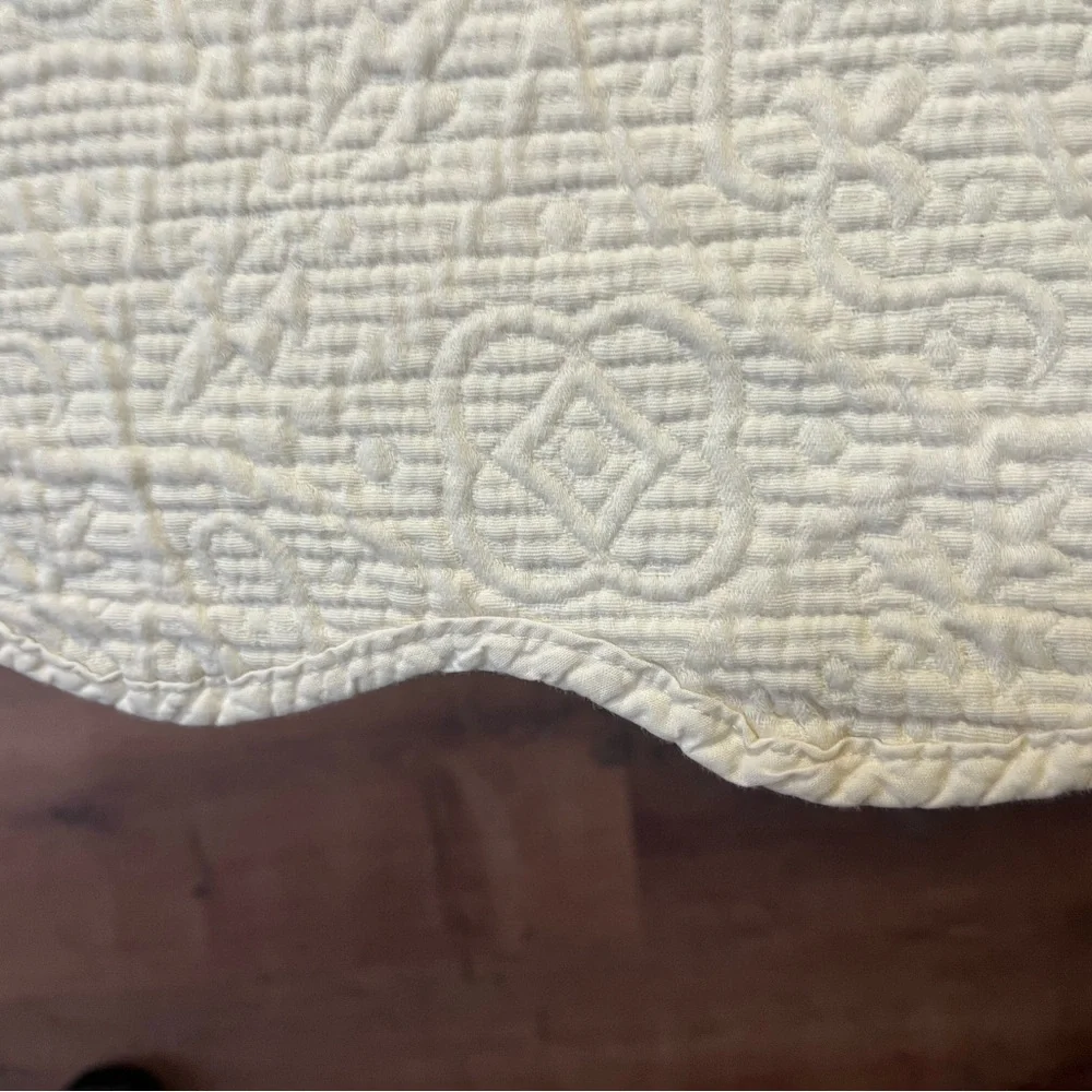 Vintage White/Light Cream Quilt Coverlet 79x87 | Scalloped Edge